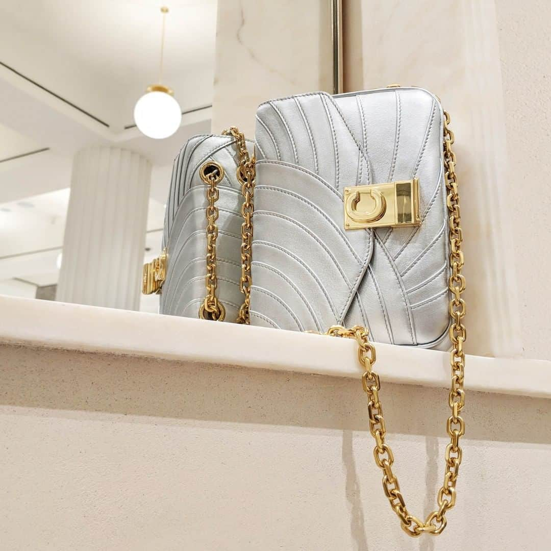 セルフリッジズさんのインスタグラム写真 - (セルフリッジズInstagram)「Hardware/software by @celine | Available in #SelfridgesLondon and #SelfridgesManchester . . .  #Celine #Bags #AccessoryOfTheDay #BagsOfInstagram #CelineBag」4月11日 17時23分 - theofficialselfridges