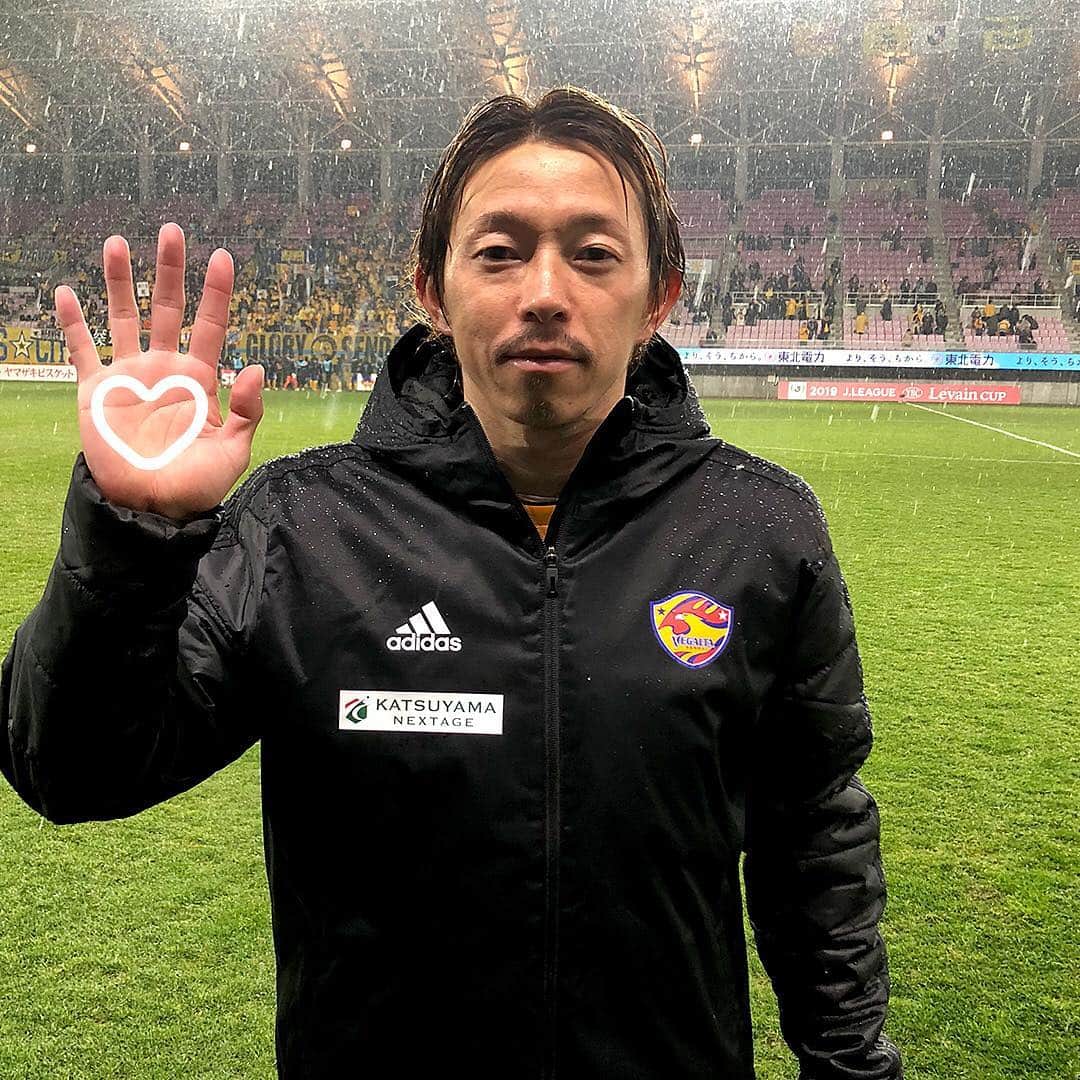 のインスタグラム：「昨日のヒーローと勝利のハイタッチ🙌 #ベガルタ仙台 #仙台 #サッカー #Jリーグ #2019シーズン #スローガン #ReVolution #石原直樹 #11番 #昨日のヒーロー #ハイタッチ #柏レイソル」