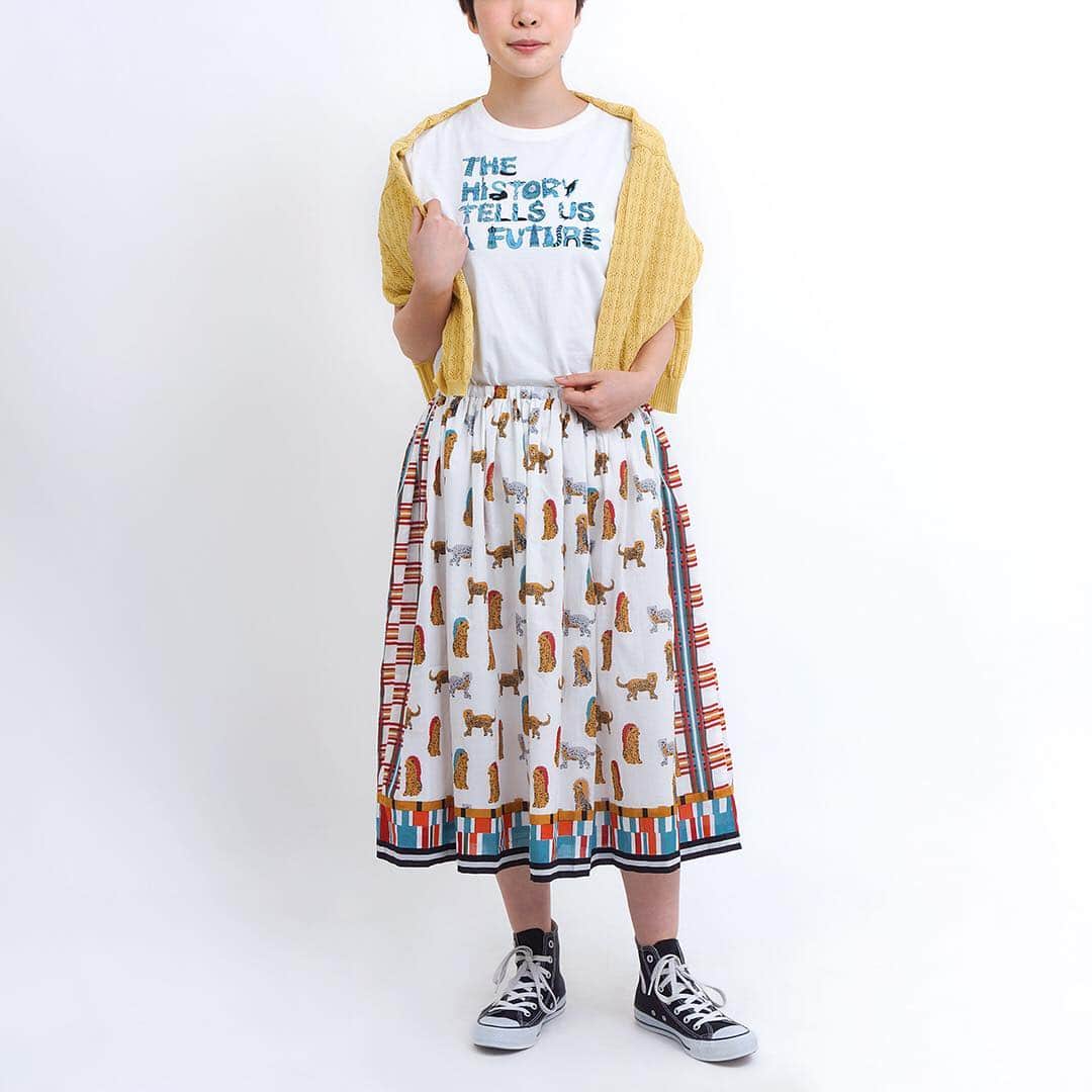 marbleSUD(マーブルシュッド) のインスタグラム：「【GWのおでかけコーデその3】インポートブランドの中でも人気の高い『lucas de Tertre』の新作がフランスから届きました。毎シーズン個性豊かなテキスタイルで注目を集めていますが、今シーズンは、ジャガーとボタニカルという対照的なモチーフに注目！愛用するほどに、柔らかく風合いが増す優しい着心地のインド綿仕立てです。 ・ #marblesud #マーブルシュッド #新作 #ファッション #コーデ #大人カジュアル #スカート #インポート #GW #ゴールデンウィーク #coordinate #marbleSUDコーデ」