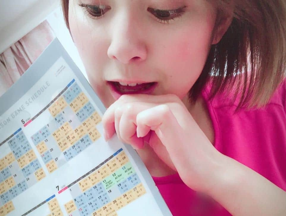 佐藤由季さんのインスタグラム写真 - (佐藤由季Instagram)「月刊ジャイアンツ5月号の 付録、見ました！？ なんてありがたいんでしょ〜う😍 ジャイアンツの試合スケジュール一覧が ファイルに🗓 私は肌身離さず持ち歩いています（笑） ちなみに明日からは東京ドームで3連戦 なので・・・ 4/12(金)プレポスリポーター 4/13(土)ジャイアンツスクエアMC 4/14(日)ジャイアンツスクエアMC を担当させていただきます🎤 東京ドームでも、テレビ前でも、ツイッターでも、熱い参戦お待ちしております🔥 宜しくお願い致します⚾️ #giantsPP  #月刊ジャイアンツ  #5月号  #好評販売中  #付録  #試合スケジュール  #ファイル  #プレポス  #リポーター  #ジャイアンツスクエア  #ステージMC  #ジャイアンツファン  #和と動  #佐藤由季」4月11日 17時26分 - yukisato0710