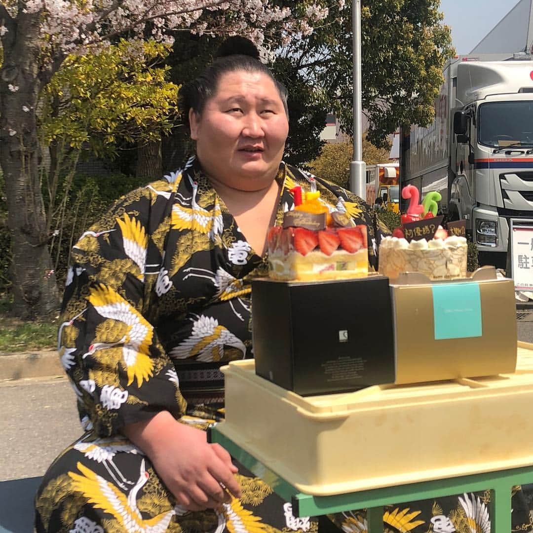 日本相撲協会さんのインスタグラム写真 - (日本相撲協会Instagram)「春巡業いろいろ🌸 巡業で訪れる各地では桜が満開ですが、八王子市では季節はずれの雪❄️ 白鵬も寒そうにしていました。  #sumo #相撲 #春 #桜」4月11日 17時27分 - sumokyokai