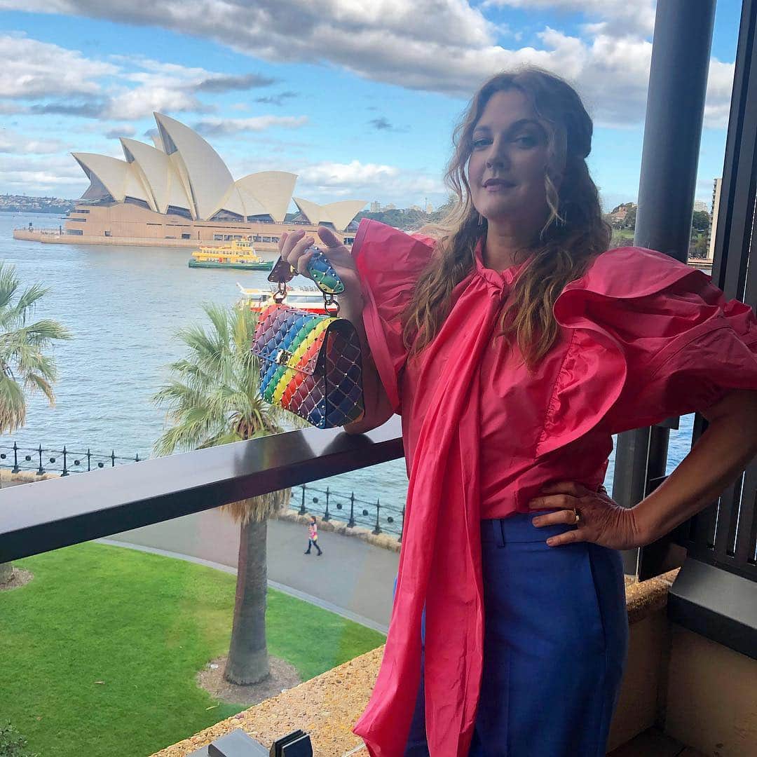 ドリュー・バリモアさんのインスタグラム写真 - (ドリュー・バリモアInstagram)「Pinch me! @marieclaireau is hosting a welcome party for @flowerbeauty tonight in Sydney 🇦🇺 #FLOWERBeauty is now available  @chemistwarehouseaus and PS! I am obsessed with this rainbow bag @maisonvalentino 🌈 ❤️✨ #FLOWERGoesGlobal」4月11日 17時35分 - drewbarrymore