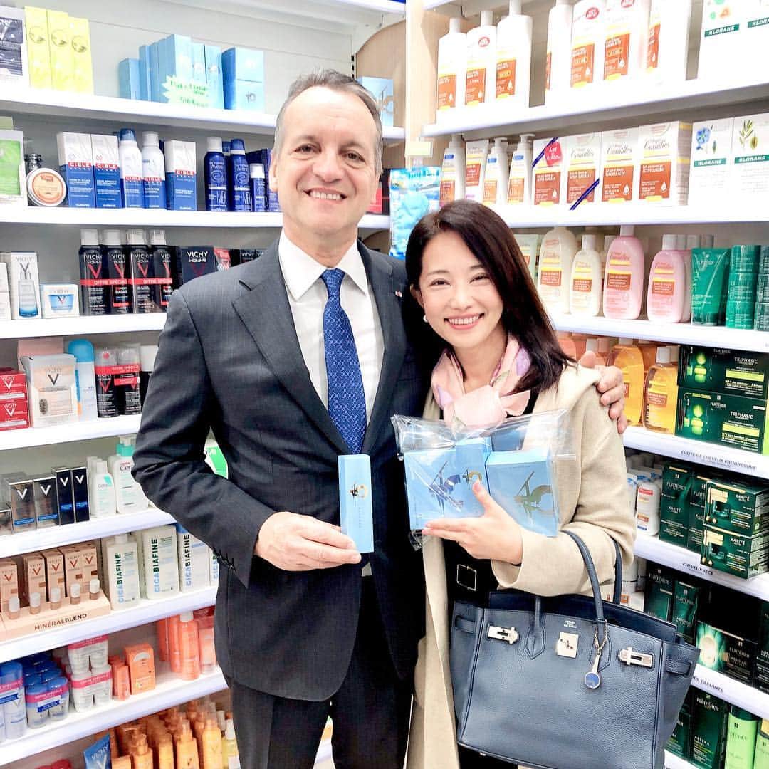 佐伯紅緒さんのインスタグラム写真 - (佐伯紅緒Instagram)「モナコ市長さんと。 薬局も経営されてるそうです。 私がいつにも増して笑顔なのは、いろいろ買ったらはちみつの飴をサービスしてもらったからです。男前〜。 #montecarlo  #kawasakiway #monaco」4月11日 17時37分 - beniosaeki