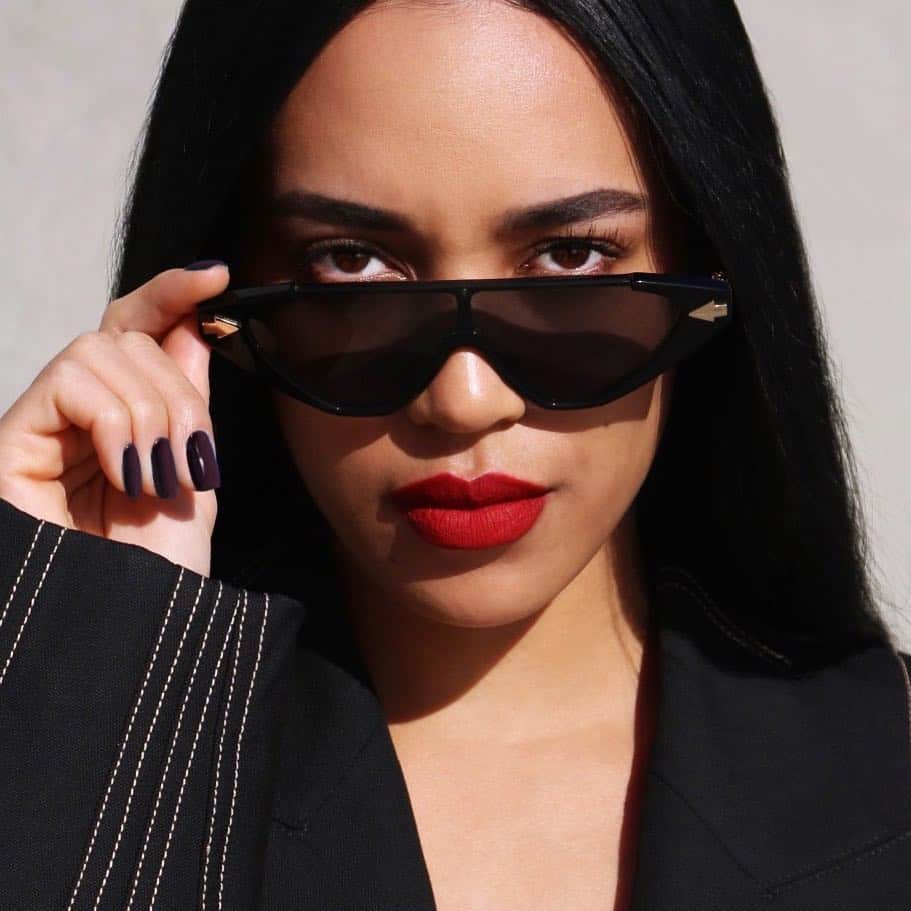 Smashboxのインスタグラム：「Our Photo Finish Original Primer keeps her look fresh from day to night. Watch our stories to see a day in the life of Paris Fashion Week with @alealimay. #BehindEveryGreatFace #SmashboxPrimer」