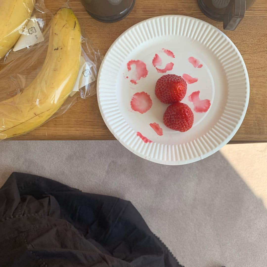 横田真悠さんのインスタグラム写真 - (横田真悠Instagram)「☺︎☺︎☺︎ 🍌🍓 今日も頑張っていきましょ~」4月11日 8時47分 - yokota_mayuu