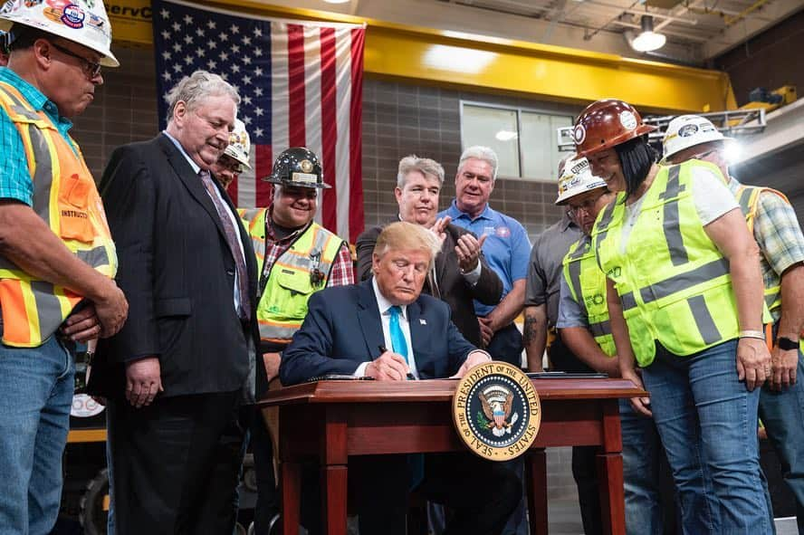 ドナルド・トランプさんのインスタグラム写真 - (ドナルド・トランプInstagram)「Today, President Trump traveled to Texas where he visited the International Union of Operating Engineers' International Training and Education Center and signed executive orders on energy and infrastructure. “We believe in two fundamental rules: Buy American and hire American.”」4月11日 8時49分 - realdonaldtrump