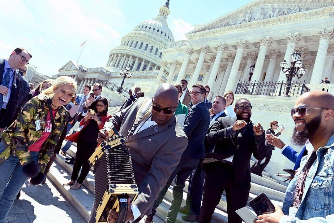 The GRAMMYsさんのインスタグラム写真 - (The GRAMMYsInstagram)「Today we headed to #CapitolHill for #GRAMMYsOnTheHill Advocacy Day with more than 60 members that represent the different pockets of the music industry. We walked the halls of the both the House and the Senate to meet with lawmakers to ask that the work be continued to ensure fair compensation for artists, songwriters, and producers on unresolved issues. We're proud to represent the voices of ALL music creators!」4月11日 8時50分 - recordingacademy