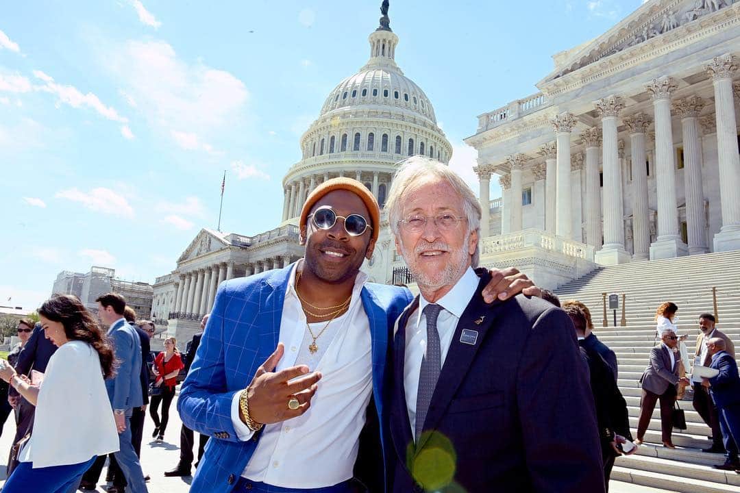 The GRAMMYsさんのインスタグラム写真 - (The GRAMMYsInstagram)「Today we headed to #CapitolHill for #GRAMMYsOnTheHill Advocacy Day with more than 60 members that represent the different pockets of the music industry. We walked the halls of the both the House and the Senate to meet with lawmakers to ask that the work be continued to ensure fair compensation for artists, songwriters, and producers on unresolved issues. We're proud to represent the voices of ALL music creators!」4月11日 8時50分 - recordingacademy