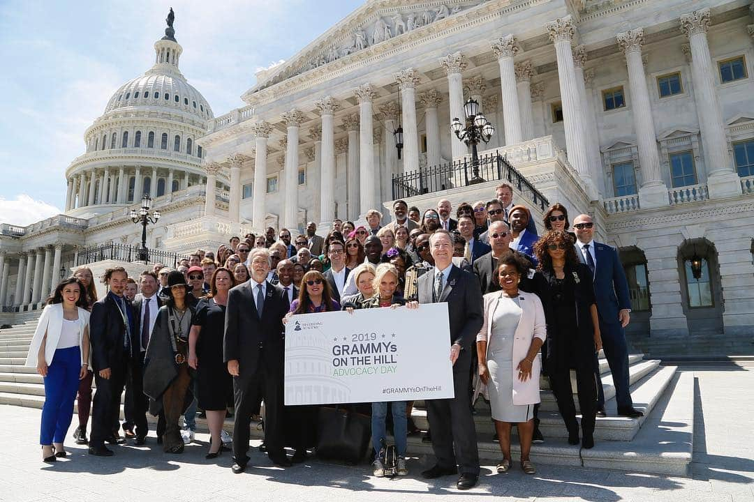 The GRAMMYsさんのインスタグラム写真 - (The GRAMMYsInstagram)「Today we headed to #CapitolHill for #GRAMMYsOnTheHill Advocacy Day with more than 60 members that represent the different pockets of the music industry. We walked the halls of the both the House and the Senate to meet with lawmakers to ask that the work be continued to ensure fair compensation for artists, songwriters, and producers on unresolved issues. We're proud to represent the voices of ALL music creators!」4月11日 8時50分 - recordingacademy