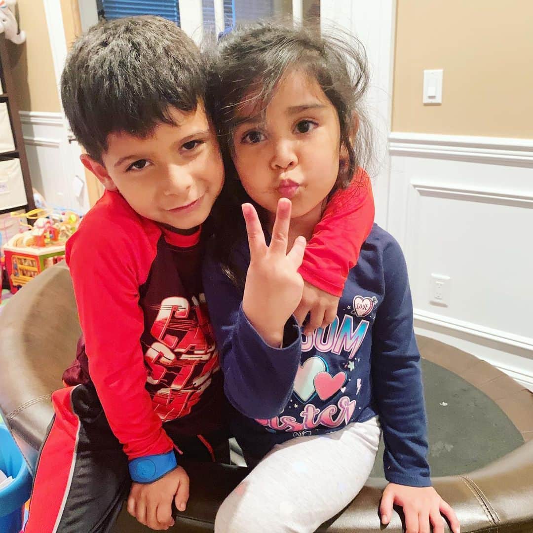ニコール・ ポリッツィのインスタグラム：「Happy #nationalsiblingday to these nuggets. You drive mommy & daddy crazy!! We love you offspring!! 💖💙」