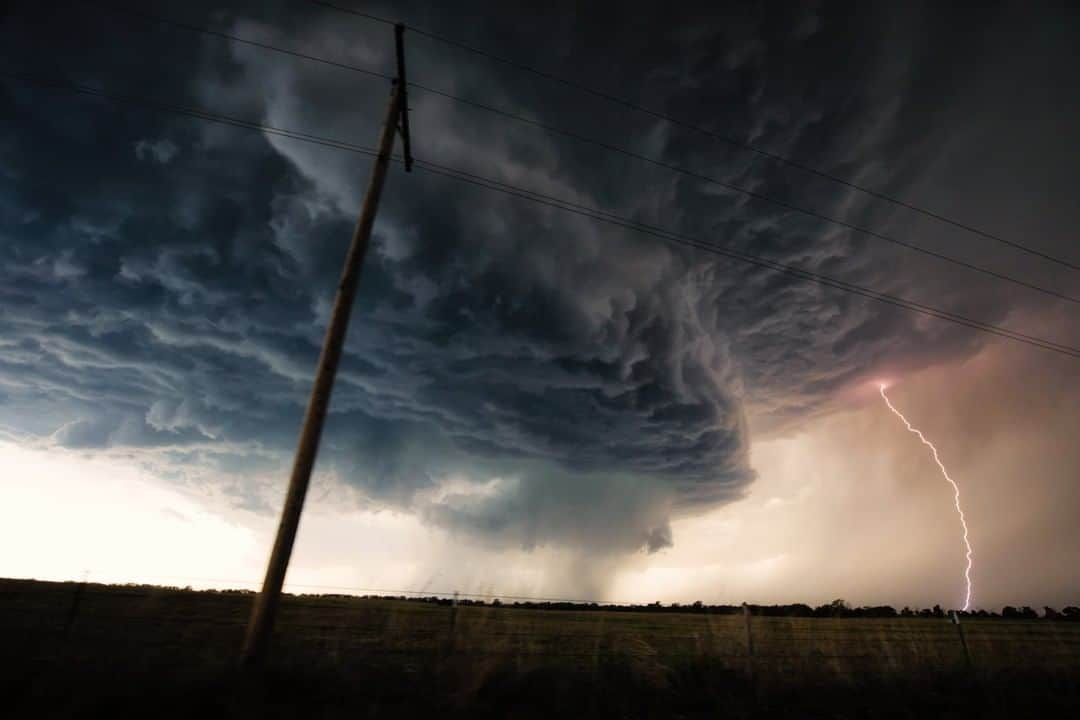 ナショナルジオグラフィックさんのインスタグラム写真 - (ナショナルジオグラフィックInstagram)「Photo by @ladzinski | A bolt of lightning fires down from a massive supercell storm cloud. At the core is a rapidly spinning storm with the potential to create a tornado at any moment. This photo was taken from a car moving at high speed, as we raced to get into position to film this beautiful formation during a storm chase.」4月11日 9時03分 - natgeo