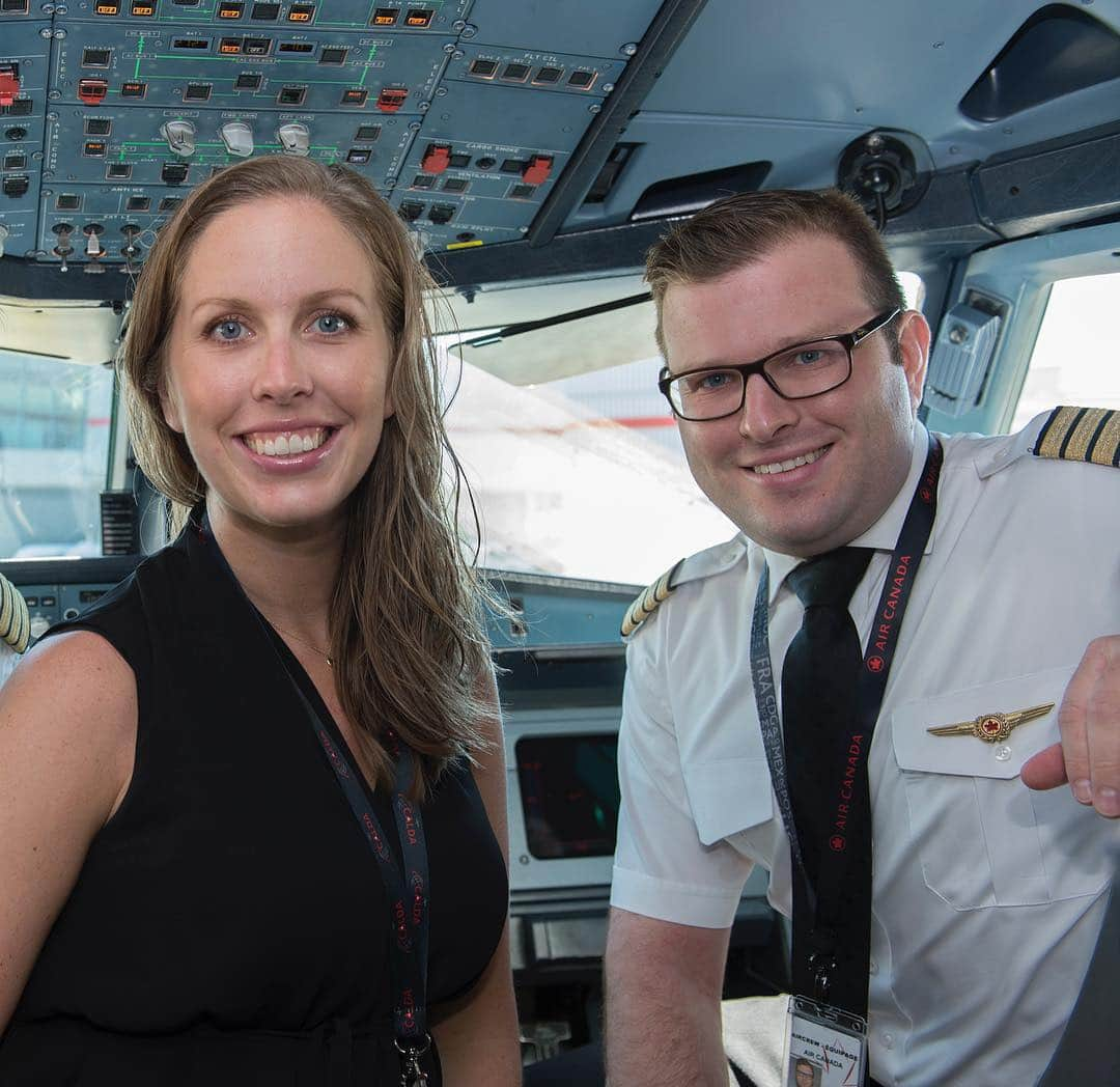 AIR CANADAさんのインスタグラム写真 - (AIR CANADAInstagram)「When you have to listen to your sister... but only because she's a flight dispatcher 😋 Happy #NationalSibling Day to all the brothers and sisters out there! . . Il faut savoir écouter sa sœur… surtout quand elle est répartitrice de vol! 😋 Bonne Journée des frères et sœurs à toutes les fratries!」4月11日 9時01分 - aircanada