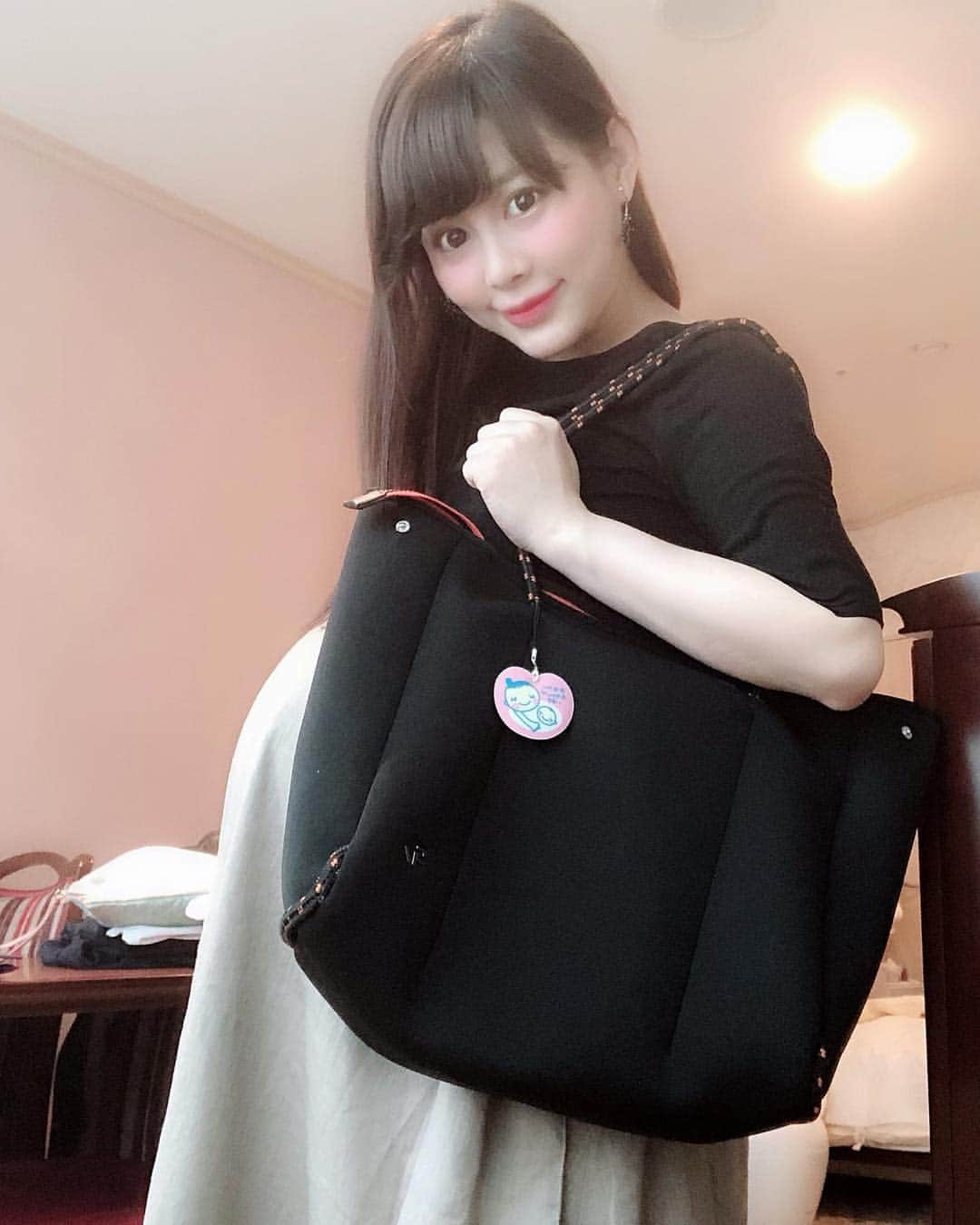 美馬怜子のインスタグラム：「あと少しで、マタニティマークから卒業です☺️💞 ＊ ＊ なんだか寂しいけれど、これからくる未来に期待で胸をふくらませています✨ ＊ マタニティの時期から大活躍して、これからマザーズバッグとして愛用するのはサマンサベガのもの👜💕 ＊ ＊ とても軽くて、たくさん荷物が入っても、重くならないしお洋服も選ばないから大好きです❤️ . #プレママ #マタニティコーデ #マザーズバッグ #samanthavega @samantha.vega_official #マタニティ服 #sweetmommy @sweetmommyofficial」
