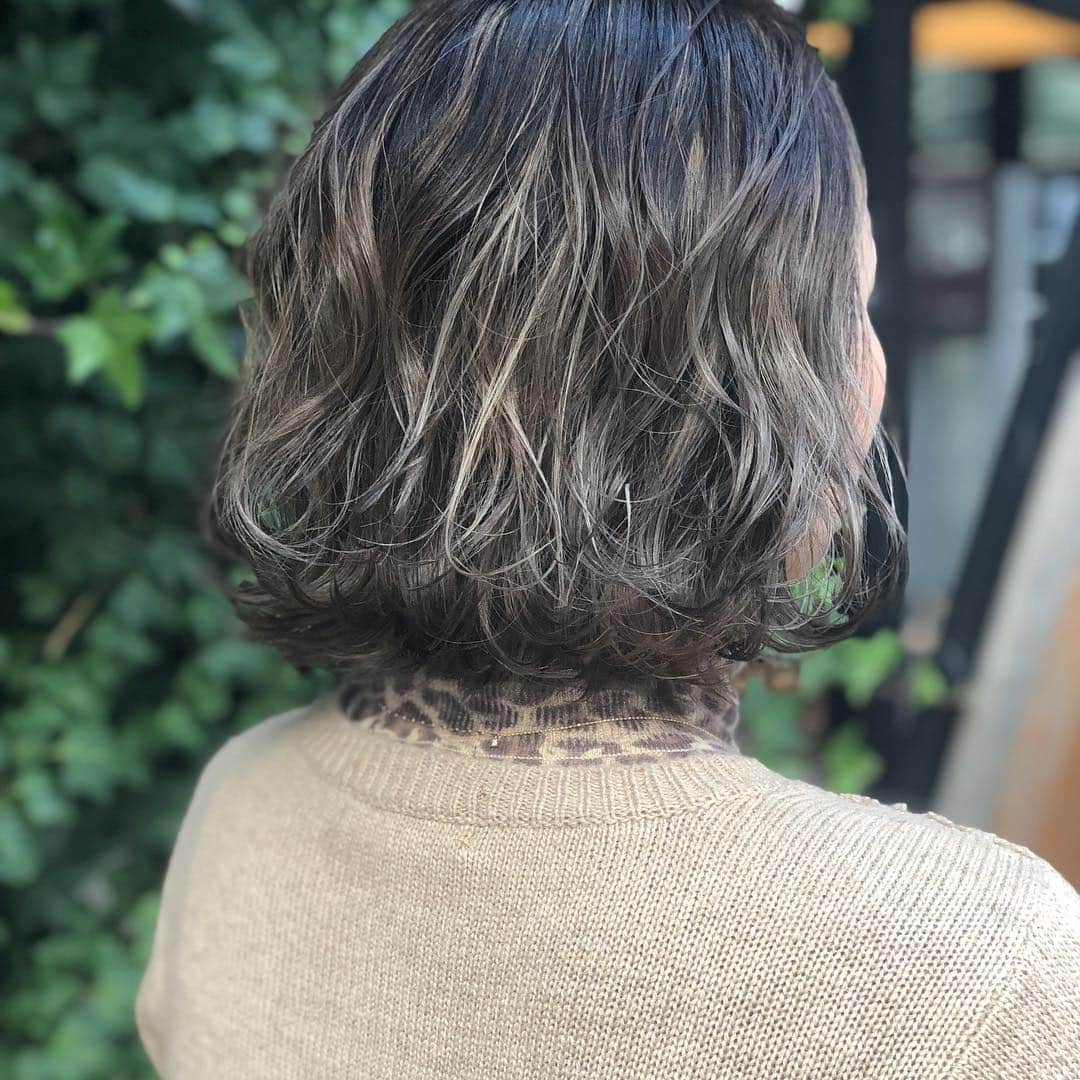 【北堀江・美容室 peaks hair】さんのインスタグラム写真 - (【北堀江・美容室 peaks hair】Instagram)「スタイリスト須浪  グラデーション  ハイライトたっぷり♪  #peakshair #ピークスヘアー#堀江#北堀江#美容室#Instagood#Instahair#hairstyle#Instafashion#イルミナカラー#小顔#美意識#おしゃれな人と繋がりたい#おしゃれ#お洒落#ヘアアレンジ#ヘアスタイル」4月11日 9時11分 - peakshair