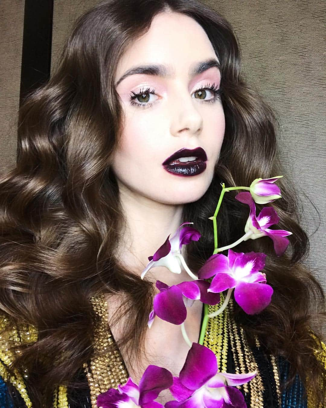 リリー・コリンズさんのインスタグラム写真 - (リリー・コリンズInstagram)「A Lily and an orchid going 70’s glam with a little bit of goth for @fallontonight...」4月11日 9時21分 - lilyjcollins