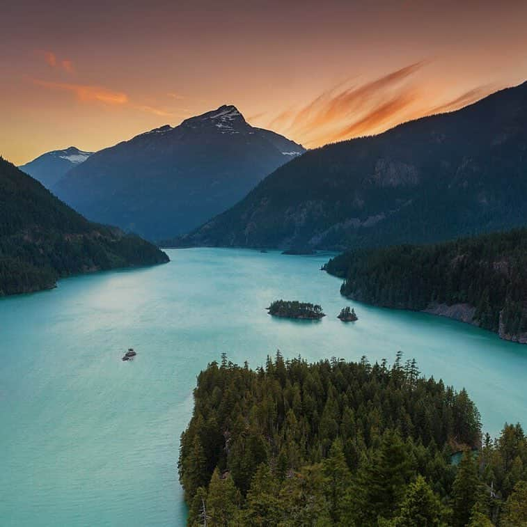 アメリカ内務省さんのインスタグラム写真 - (アメリカ内務省Instagram)「Snow is falling this week at #NorthCascades #NationalPark in #Washington, but that doesn’t mean we can’t dream of summer fun. Start planning your trip now and make sure it includes some alpine hiking, wildlife photography and taking in the views around Diablo Lake. Fine-grained rock particles called glacial flour give the water its vibrant blue-green color. It looks even better under a peach sunset sky. Photo @ncascadesnps by Cassidy Girvin (www.sharetheexperience.org). #travel #FindYourPark #usinterior」4月11日 9時14分 - usinterior