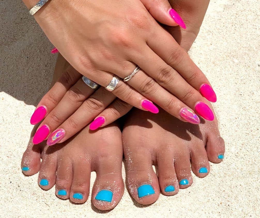 高橋由真さんのインスタグラム写真 - (高橋由真Instagram)「NEW NAIL♡  @kawasaki0033 さんにやって頂きました☺︎♡ ネオンカラーのピンクがめちゃくちゃ可愛くて、それを【うるつやネイル】にしてもらいました♡ 一本だけユニコーンにしてもらったよ🦄✨ クリア感があってツヤツヤでなんかプルプルに見えるの😂💕 動画見てもらえたら分かるはず！  夏っぽいネイルで最高ーーー！！ まだ春だけどーーー！！ 横浜、上大岡でネイル行くならAQUA/RISEで୧꒰๑͒•͈ꇵ͒•͈๑͒꒱୨ᵎᵎ✧  ホットペッパービューティで、このうる艶ネイル用のクーポンが出てるからぜひぜひ😍✨ . . #nail #うる艶ネイル #ネオンネイル #ピンクネイル #夏ネイル #春だけど #ターコイズネイル #ネイル #横浜 #上大岡 #単色ネイル #ユニコーンネイル」4月11日 9時17分 - yumachi1021