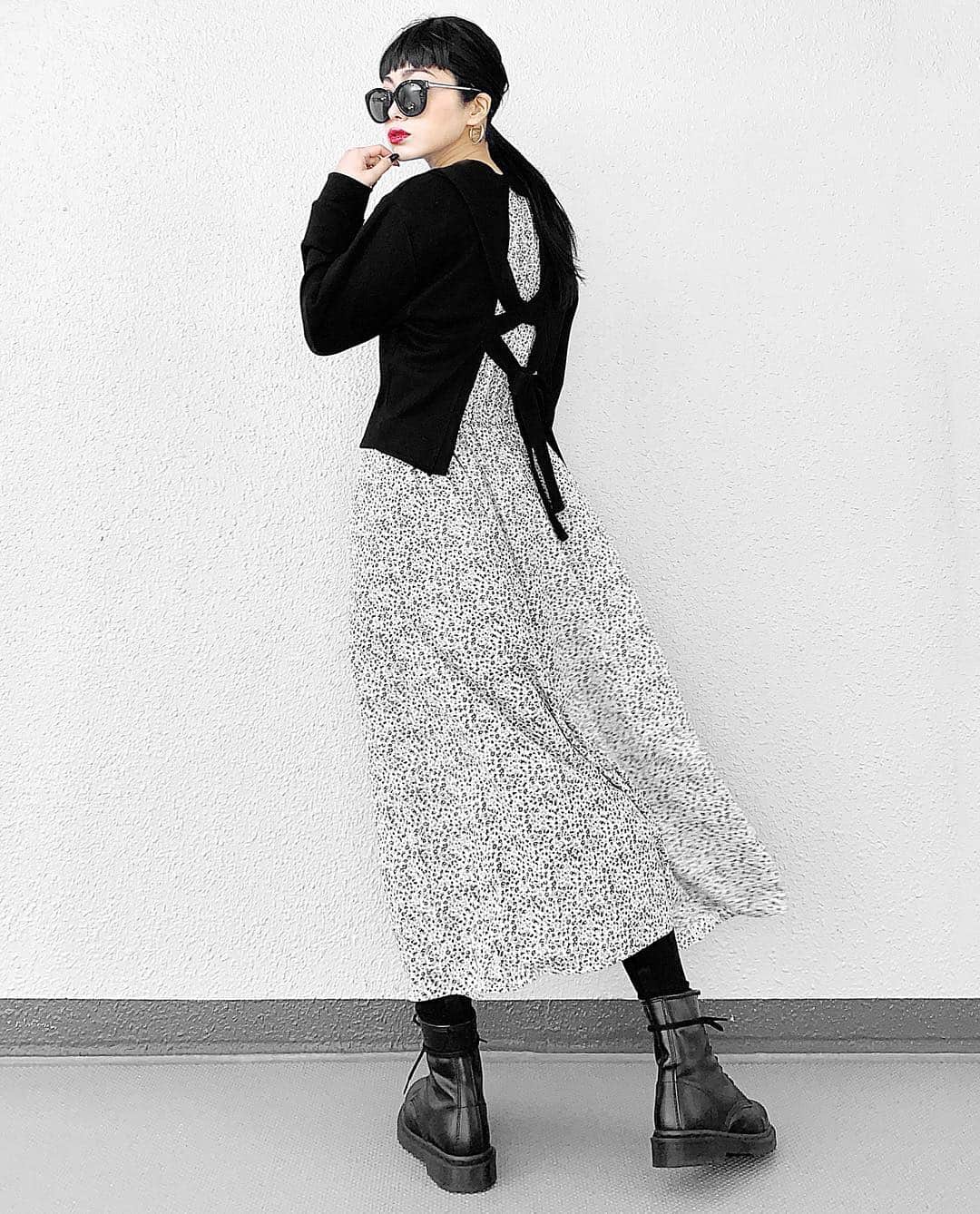 lve_xxxxのインスタグラム：「.﻿ .﻿ @dholic_official の﻿ レーアップスウェット﻿ ﻿ バックデザインにハマっておる。﻿ ﻿ @gu_global ちょっと前に捕獲した﻿ 花柄ワンピは、甘くなりすぎなくて﻿ お気に入り🖤﻿ ﻿ プチプラコーデ。﻿ お値段以上 最&高👏﻿ ﻿ これにライダース。﻿ 昨日寒さ過ぎてヒートテックレギンス﻿ 今日も履いてもーたけど﻿ ストッキングでいけた疑惑。﻿ ﻿ 足元完全に冬よなwww﻿ ﻿ －－－－－－－－－－－－－－－－－－﻿﻿﻿﻿﻿﻿﻿﻿﻿﻿﻿﻿﻿﻿﻿﻿﻿﻿﻿ ﻿﻿﻿﻿﻿﻿﻿﻿﻿﻿﻿﻿﻿﻿﻿﻿﻿﻿﻿ item詳細(ブランド・サイズ等)に﻿﻿﻿ 関しましては﻿﻿﻿﻿﻿﻿﻿﻿﻿﻿﻿【WEAR】を﻿﻿﻿ ご参照くださいませ🙇‍♀️♡﻿﻿﻿﻿﻿﻿﻿﻿﻿﻿﻿﻿﻿﻿ ﻿﻿﻿ プロフのURLより飛んで頂けます✈︎﻿﻿﻿﻿﻿﻿﻿﻿﻿﻿﻿﻿﻿﻿﻿﻿﻿ ﻿﻿﻿ －－－－－－－－－－－－－－－－－－﻿﻿﻿ ﻿﻿」