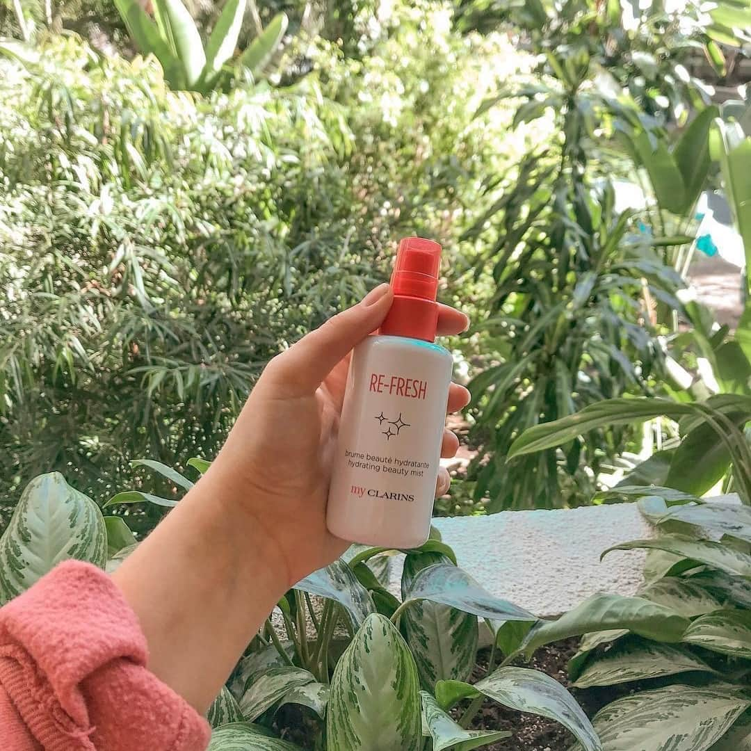 Clarins Canadaさんのインスタグラム写真 - (Clarins CanadaInstagram)「The RE-FRESH Hydrating Beauty Mist & RE-CHARGE Relaxing Night Mask from @myclarinsofficial are just what you need to make your skin glow.👌 Repost: @gloria_bellaaa . . . #Clarins #ItsAllAboutYou #MyClarins #WellDoneNature #Vegan」4月11日 9時30分 - clarinscanada