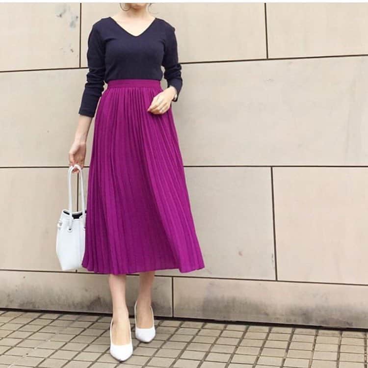 のインスタグラム：「春の定番・プリーツスカートのすてきコーデを発見😍✨ 真っ白なバッグとパンプスでキレイなパープルがより引き立っていますね💗 Regram from @pearl3028　様 ・ 🔶🔸🔶🔸🔶🔸🔶🔸🔶🔸🔶🔸 ・ pearl3028 20190403 #coordinate ・ navy✖︎purple☺︎ ・ 私の定番カラーのプリーツスカートをGUで発見😍 ミディ丈でとーってもかわいい💗 しかも、裏地もついていて優秀･ﾟ ・ あー、こんなピンクがかったパープルってほんっと好き*•.❥ 次は白のトップスと合わせよ﹡̥ ・ ・ 会社の携帯が変わりました❢ 営業さんはiPhoneなんだけど、内勤の私たちはガラケーを機種変🙄 お友達と一緒に、開けるたびに草原にいる動物や空の色が変わるライブ背景に設定︎︎☝︎ ←すでに懐かしさ全開🤣 そういえば前は着信の音や色を相手によって変えたりしてたねって懐かしんで使ってきます𓁋 おもちゃみたいで楽しい🥳 ・ ・ ・ tops… @auralee_tokyo ✖︎ @iena_jp skirt… @gu_for_all_ ▷#プリーツミディスカート パープル bag… @vasic_japan ✖︎ @tomorrowland_womens pumps… @titivatejp pierces, ring… @aino_ayadesu ring… @abask_official watch… @danielwellington ・ ・ ・ #gu_for_all#GUstyle#gupr#スカート#楽天お買い物部#R_fashion #locari#ponte_fashion#byslife#mineby3mootd#arine_ootd」