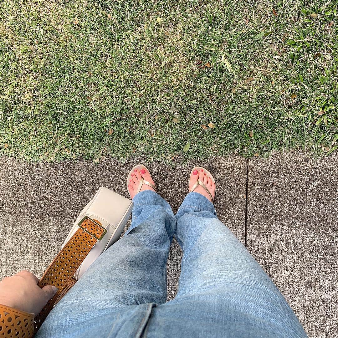 のインスタグラム：「本格的にあったかくなってきたら サンダルたくさん履きたい。 . Chicoにも今日たくさんサンダル 入荷するから、どれにするか迷う🤔 . #whoswhochico #chico_mio」