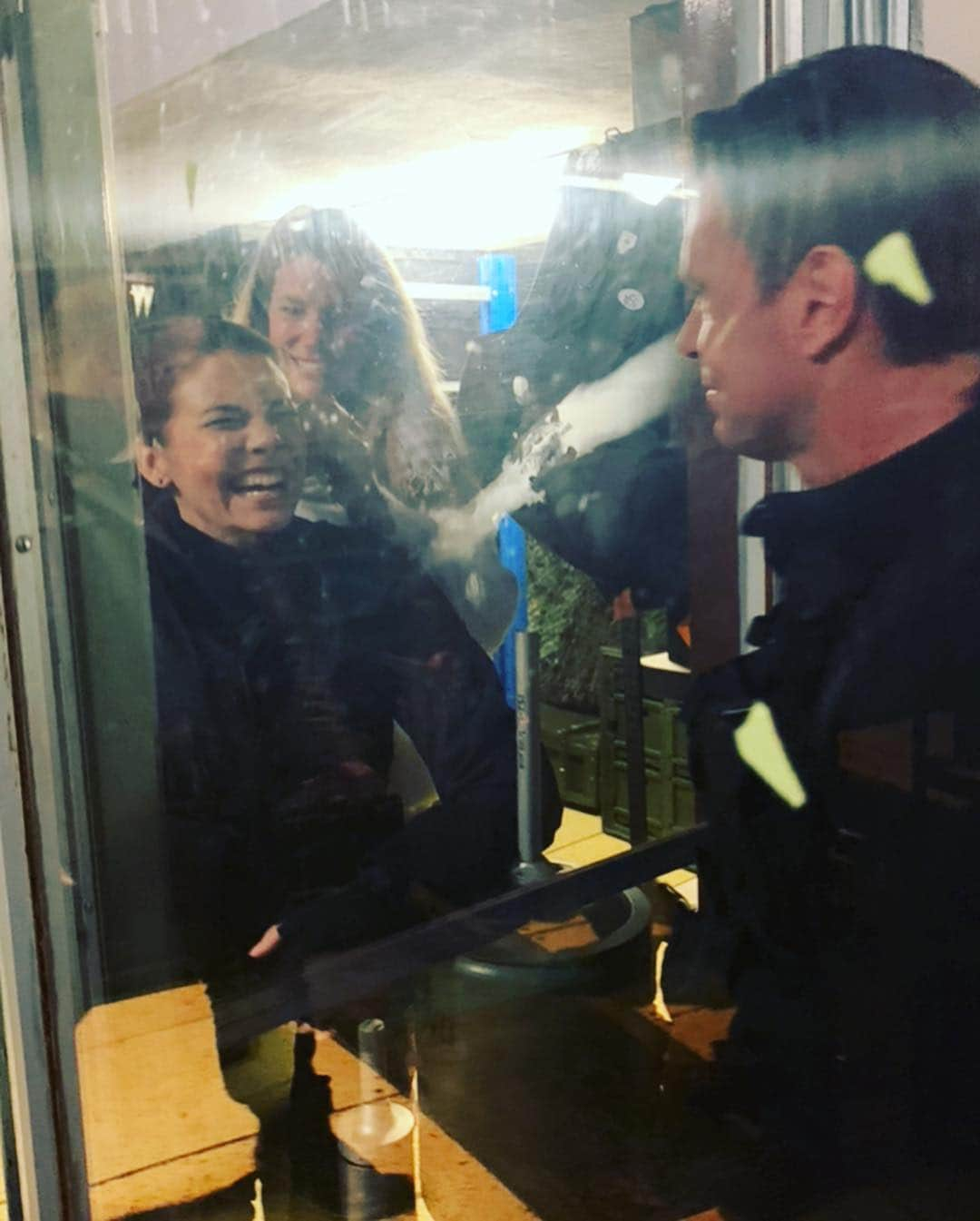 ローレン・コーハンさんのインスタグラム写真 - (ローレン・コーハンInstagram)「This is how we raid a bunker. “Ppbbbt.” @scottkfoley #thisishowwedoit #WhiskeyWednesday」4月11日 9時31分 - laurencohan