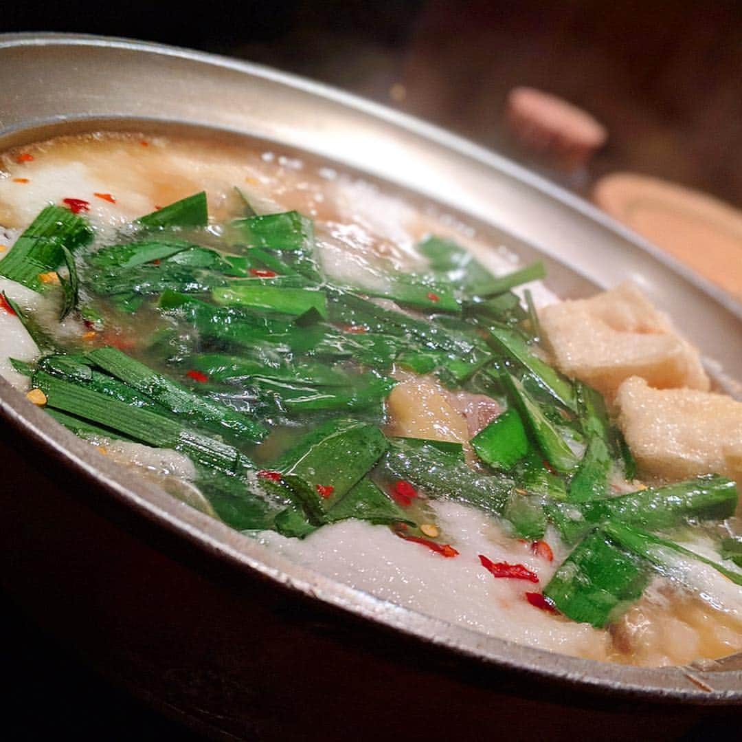 大見さなえさんのインスタグラム写真 - (大見さなえInstagram)「とろろもつ鍋☺️🍲と 九州料理尽くし(*´꒳`*)💓 目黒『#煌梨 (きらり)』 ・ 福岡出身で時々もつ鍋が恋しくなるたべめぐです🤤🍲 その中でも食べてみたかったのがとろろもつ鍋！！ すりおろしたヤマイモがたっぷり入ってる☺️✨ ・ 具材にとろろがよく絡み、つるんと食べられてヘルシー🙆‍♀️ 他にもみそ・辛みそ・しょうゆ 塩・黒マー油と変わり種あり(*^^*) ・ #もつ鍋 #モツ鍋 #鍋 #とろろ #とろろもつ鍋 #めぐログ_目黒 #きらり #煌梨目黒店 #福岡名物 #目黒グルメ #地元料理」4月11日 9時48分 - tabe_megumi