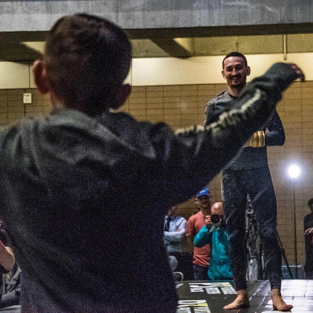 UFCさんのインスタグラム写真 - (UFCInstagram)「🕺 Dance battle at Open Workouts #UFC236」4月11日 9時43分 - ufc