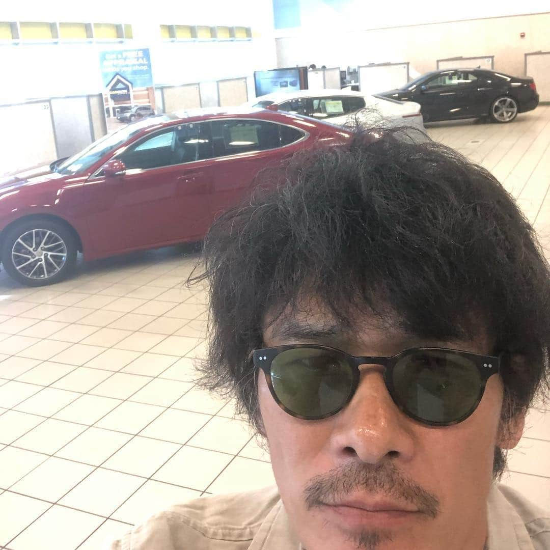 伊原剛志さんのインスタグラム写真 - (伊原剛志Instagram)「Carmaxで息子の乗っていたTOYOTA Prius V を売る為に査定中。 48,000マイル。 細かな傷も多い。 日本より中古の価値があるアメリカ。 さぁ、どう出るか？」4月11日 9時44分 - tsuyoshi_ihara