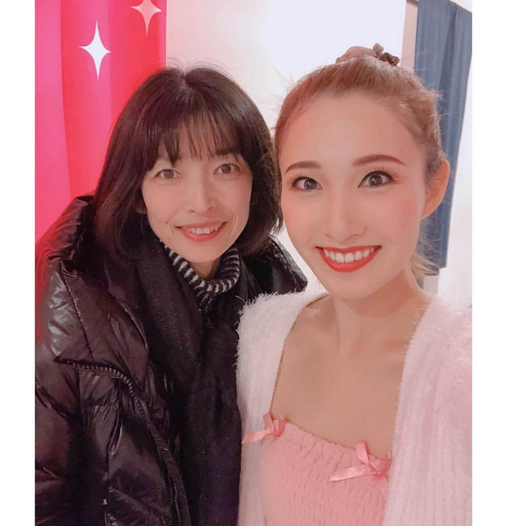 実咲凜音さんのインスタグラム写真 - (実咲凜音Instagram)「. そして昨日は 屋根ヴァで妹役だった りんちゃんも（#石川鈴菜） もう大学生らしく 大人になったね〜!と！ 人懐っこい可愛い妹。  そして ご縁があり 一緒にバレエのレッスンを受けさせて頂いたり、 ご本人のレッスンも受けさせて頂いていて お世話になっている 東京バレエ団 特別団員の #吉岡美佳 さん。 本物のバレリーナの方に 見られる！という😳 ただならぬ緊張感。  心ある優しいお言葉を頂きました😊  美佳さんのバレエ ほんっとうに 美しいんですよ〜☺️ いや〜 皆様に感謝ですね。  みりおん。 #ライムライト #本日休演日 #また明日 #お会いしましょう」4月11日 9時51分 - misaki_rion