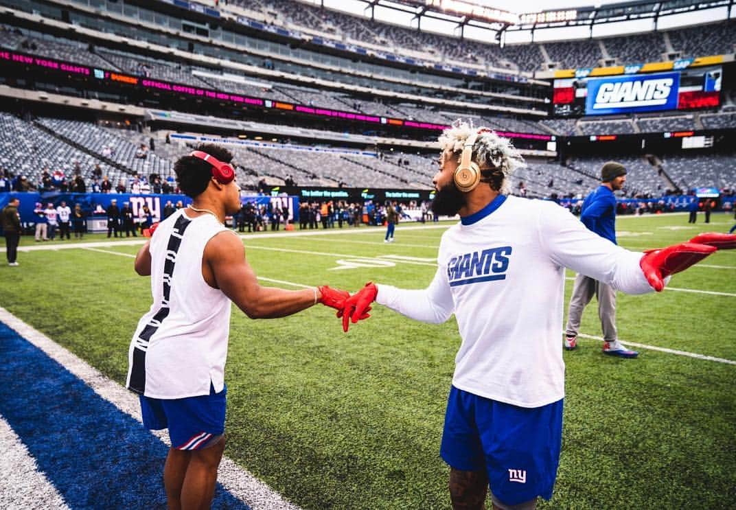 オデル・ベックハン・ジュニアのインスタグラム：「Lil bruh since the day u walked into that building yu gave me life, picked me up when I was down, humbled me when I was in the wrong, shown me nothin but love slime. 3/3 I flew across the country for u to be apart of somethin so amazing and special. U have changed my life in so many ways. I will miss being/ seeing u everyday. But let’s get to the real topic.... BAG ALERT boyyyyy u weathered the storm. Stood tall when u had too, head down n keeeppt fighting..... nowwwww looook at u boyyyyy , I’m so happy for u and ur family , and beyond proud of u! Best of luck for the future! U just get started Brother... of courseeee tho, LEMMME HOLSUMMM @sterl_shep3 NO MATTER the colors, U will forever be my brother !」