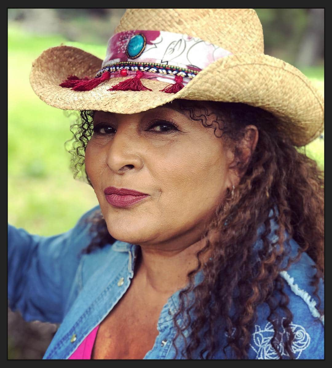 レイク・ベルさんのインスタグラム写真 - (レイク・ベルInstagram)「You heard me, PAM GRIER STARS IN OUR SHOW. Yeah. So.... let that sink in and I’ll see your ass on Tuesday nights at 9:30/8:30Pm C on @abcnetwork 💛 @blessthismesstv #pamgrier」4月11日 9時52分 - lakebell