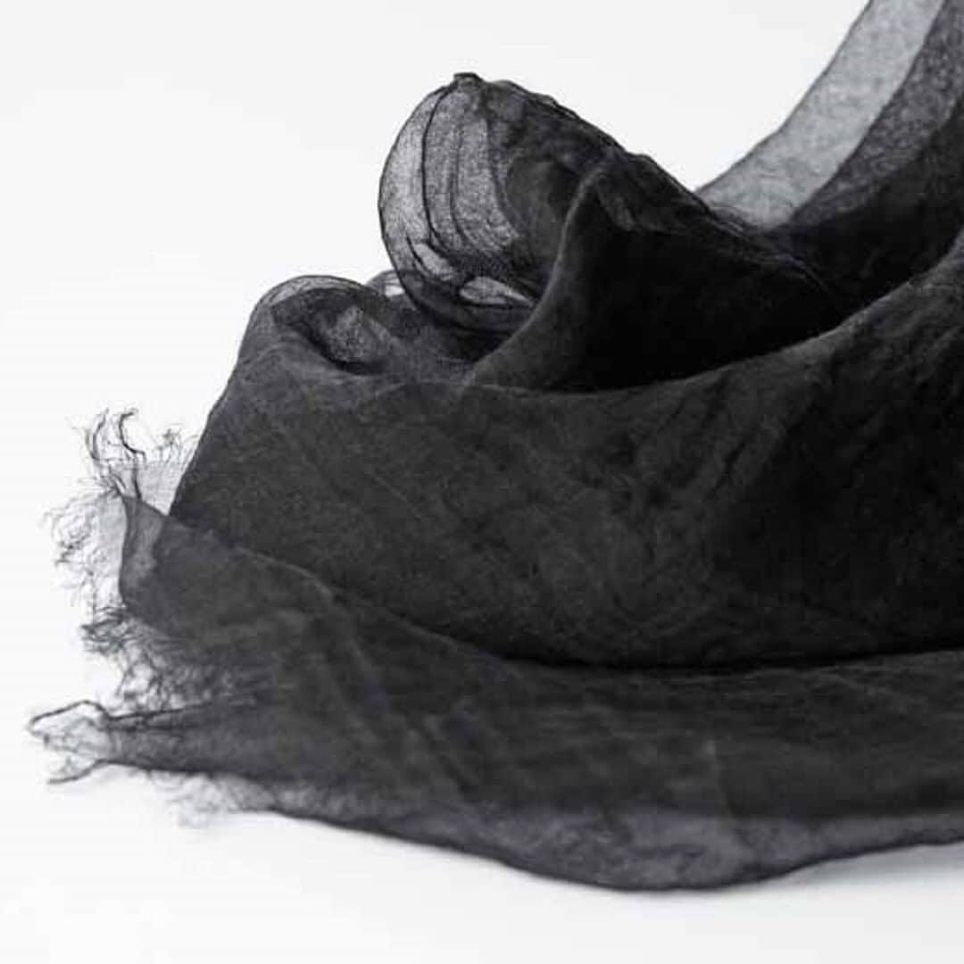 NIPPONものがたりのインスタグラム：「京都で黒染めを専業とする＜京都紋付＞が手掛けたブラックにこだわったストール。 黒よりも黒い！？その秘密は特設サイトでご紹介しています。 #和雑貨 #和小物 #織物 #京都 #職人 #高島屋 #タカシマヤ #Takashimaya」