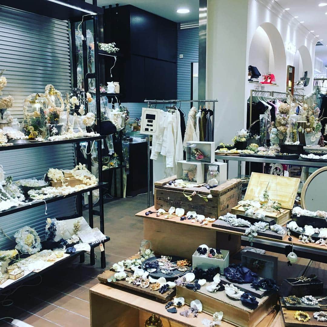 のインスタグラム：「【渋谷東急 東横店 Limited shop お知らせ＊】 今日から東横店西館1階ポップアップステージBにて期間限定ショップがスタートいたします。 春にぴったりのチューリップ型のメタルのセミオーダー会やはるなつのエトフエスールの受注も承っております。 新作の布花シリーズやラフィア雑貨も並びますよ〜 メタルの新作からは、各月の誕生花×誕生石をイメージしたシリーズがこちらのリミテッドショップからスタート！ 久しぶりのDECOさんとの合同イベントでもりもりワクワク楽しいお店となっています！ 1万円以上のお買い上げでDECOさんとのコラボノベルティーもご用意していますのでお楽しみに◎！ 《日程》 4/11(木)〜4/24(水) 《場所》 渋谷駅・東急東横店 西館1階 SHIBUYAスクランブルⅠ ポップアップステージB 《時間》 open10:00〜close21:00  #msoeur #エムスール #布花 #コサージュ #ドライフラワー #花のある暮らし #ウエディング #プレ花嫁」