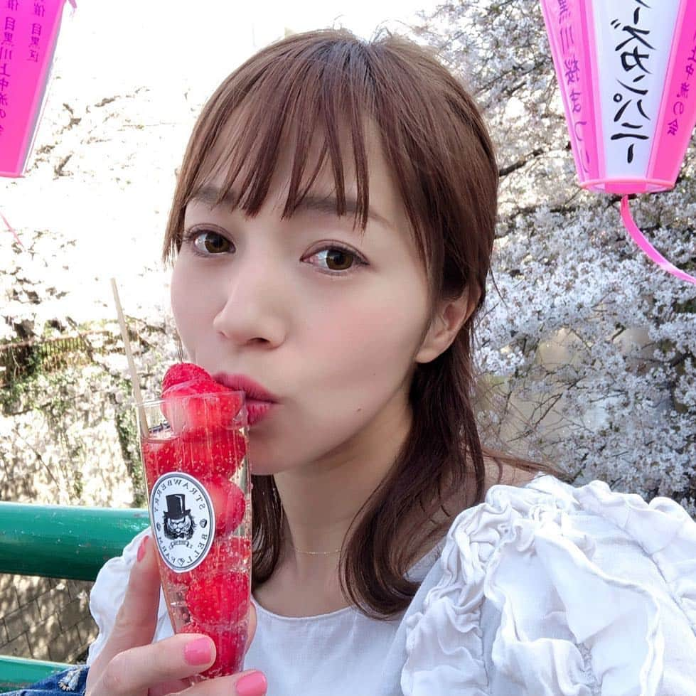 鈴木莉紗さんのインスタグラム写真 - (鈴木莉紗Instagram)「レースの前だったから、中身はサイダー🥤🍓 「インスタやってる人はコレ買ってくださーい！」という呼び込みが印象的でした🤣 #中目黒さくらまつり #イチゴスパークリング #桜 #🌸 #ランニング女子 #禁酒」4月11日 10時00分 - suzuki__lisa