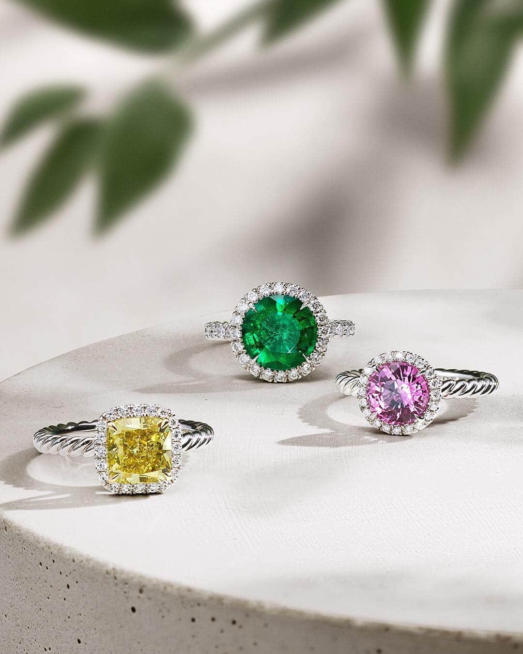 のインスタグラム：「Show your true colors. • The sacred stones of Roman goddess Venus, emeralds were believed to bring eternal and unconditional love. Their green hue also represents hope, vitality and harmony—the perfect way to celebrate your unique love story. • #DavidYurman #emerald #engagementrings #LoveInspires」