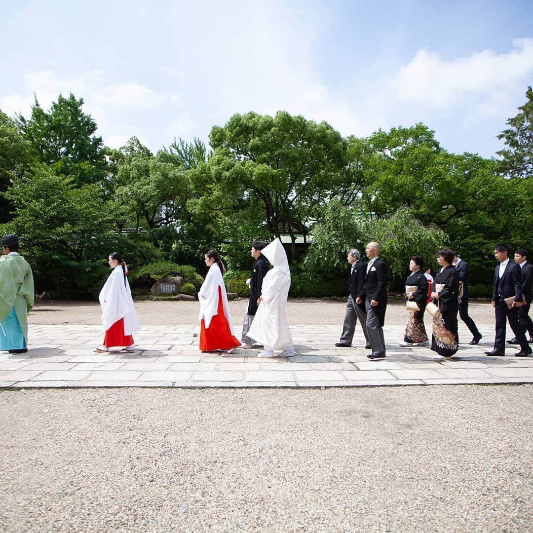 TAKAMI BRIDAL 神社和婚さんのインスタグラム写真 - (TAKAMI BRIDAL 神社和婚Instagram)「【大阪和婚フェア　残席残りわずか】  神社で結婚式がしてみたい、 結婚式では和装を着てみたい、  そんな想いを形にできる 和婚フェアのご案内です。  1923年に和装から始まった TAKAMI BRIDALが 関西を代表する神社仏閣での 結婚式をトータルプロデュース！  和婚フェアでは 和装試着体験、かつら・洋髪体験 もご用意☆  さらにフェア会場である [ラ・フェットひらまつ]では 挙式後のご会食、披露宴を ご検討の方に 本格フレンチのコース試食を無料でご用意！  地上200mからのパノラマビューとともに、記憶に残る美食のおもてなしを致します。 〈フェア詳細〉 開催日：2019年4月14日(日) 場所：ラ・フェットひらまつ  大阪市北区中之島2-3-18 中之島フェスティバルタワー37F  スタート：10時00分から (ラストエントリー18時30分)  ご予約制 ☆ご来館特典☆ ◆ラ・フェットひらまつ ペアランチ券プレゼント ◆TAKAMI BRIDAL オリジナルハンドソープ プレゼント 〈ご紹介可能　神社仏閣〉 大阪天満宮、生國魂神社、 坐摩神社、豊國神社、 春日大社などを中心に 関西の有名神社仏閣 〈フェアのご予約〉  フェアに参加希望の方は https://www.motif-event.com/desk/  Tel.050-3646-8777  上の予約フォームから ご予約をお願いします。  お急ぎの方はお電話でも 受け付けております。  皆様のご来館心よりお待ちしています。 ----------------------------------------------- #式場選び #ブライダルフェア #ひらまつ #レストランウェディング #レストランウエディング #プレ花嫁#日本中のプレ花嫁さんと繋がりたい #結婚式#婚礼 #神前式 #和婚 #神社婚 #白無垢 #色打掛 #和装 #かつら#和装ヘア #タカミブライダル#TAKAMI BRIDAL#takami bridal #関西花嫁 #大阪花嫁 #春日大社 #大阪天満宮 #2019秋婚 #2020春婚」4月11日 10時17分 - takamibridal_wakon