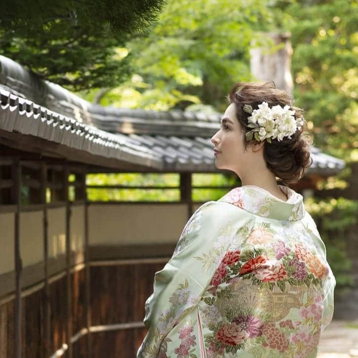 TAKAMI BRIDAL 神社和婚のインスタグラム：「【大阪和婚フェア　残席残りわずか】  神社で結婚式がしてみたい、 結婚式では和装を着てみたい、  そんな想いを形にできる 和婚フェアのご案内です。  1923年に和装から始まった TAKAMI BRIDALが 関西を代表する神社仏閣での 結婚式をトータルプロデュース！  和婚フェアでは 和装試着体験、かつら・洋髪体験 もご用意☆  さらにフェア会場である [ラ・フェットひらまつ]では 挙式後のご会食、披露宴を ご検討の方に 本格フレンチのコース試食を無料でご用意！  地上200mからのパノラマビューとともに、記憶に残る美食のおもてなしを致します。 〈フェア詳細〉 開催日：2019年4月14日(日) 場所：ラ・フェットひらまつ  大阪市北区中之島2-3-18 中之島フェスティバルタワー37F  スタート：10時00分から (ラストエントリー18時30分)  ご予約制 ☆ご来館特典☆ ◆ラ・フェットひらまつ ペアランチ券プレゼント ◆TAKAMI BRIDAL オリジナルハンドソープ プレゼント 〈ご紹介可能　神社仏閣〉 大阪天満宮、生國魂神社、 坐摩神社、豊國神社、 春日大社などを中心に 関西の有名神社仏閣 〈フェアのご予約〉  フェアに参加希望の方は https://www.motif-event.com/desk/  Tel.050-3646-8777  上の予約フォームから ご予約をお願いします。  お急ぎの方はお電話でも 受け付けております。  皆様のご来館心よりお待ちしています。 ----------------------------------------------- #式場選び #ブライダルフェア #ひらまつ #レストランウェディング #レストランウエディング #プレ花嫁#日本中のプレ花嫁さんと繋がりたい #結婚式#婚礼 #神前式 #和婚 #神社婚 #白無垢 #色打掛 #和装 #かつら#和装ヘア #タカミブライダル#TAKAMI BRIDAL#takami bridal #関西花嫁 #大阪花嫁 #春日大社 #大阪天満宮 #2019秋婚 #2020春婚」