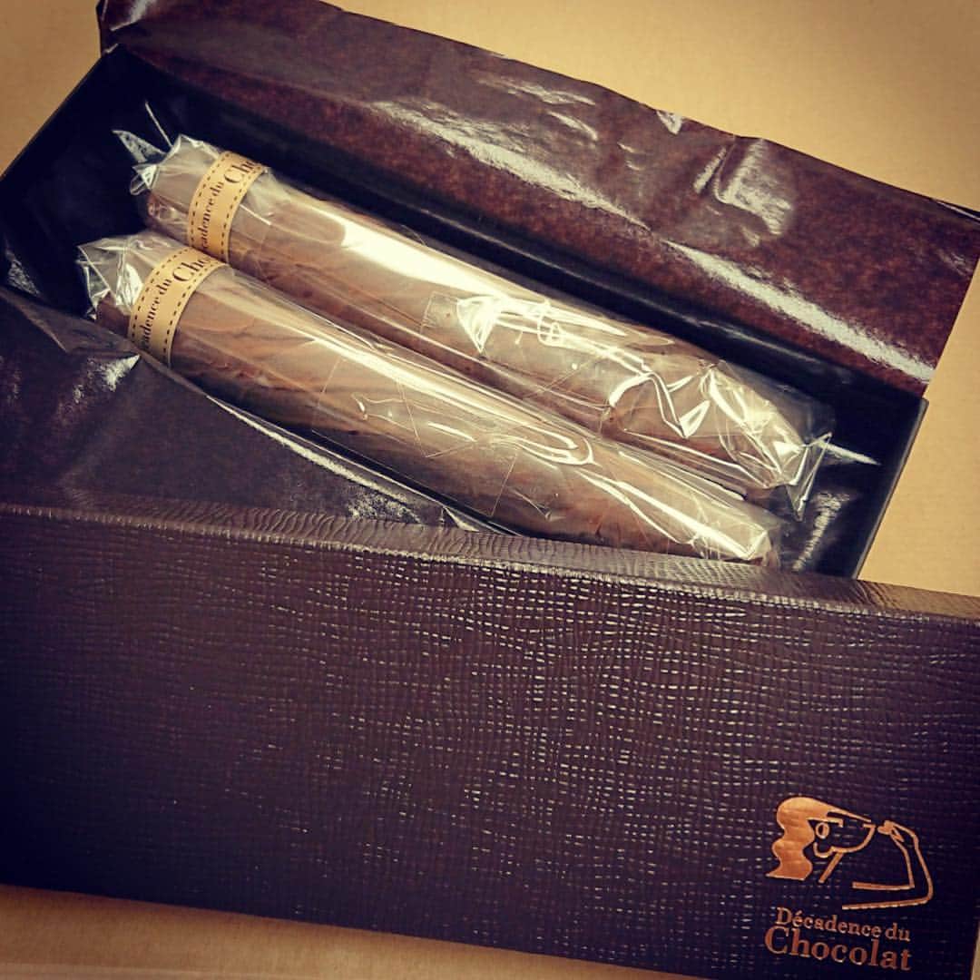 Decadence du Chocolatさんのインスタグラム写真 - (Decadence du ChocolatInstagram)「おはようございます☀  ほんのりお酒が香る、葉巻のビジュアルをした#シガー  #男性人気no1  #男性人気  男性やお酒がお好きな方への贈り物にオススメ🍷  BOXにお入れできます。  #ギフト #ギフトボックス  #雑誌掲載 されてから特に人気が高い！！おまとめ買いが多いようなので見つけたときにはお早めに😄💕 #デカダンスドュショコラ  #decadenceduchocolat  #チョコレート  #ショコラ  #茗荷谷 #銀座 #京王百貨店新宿店  #京王のれん街」4月11日 10時20分 - decadence_du_chocolat