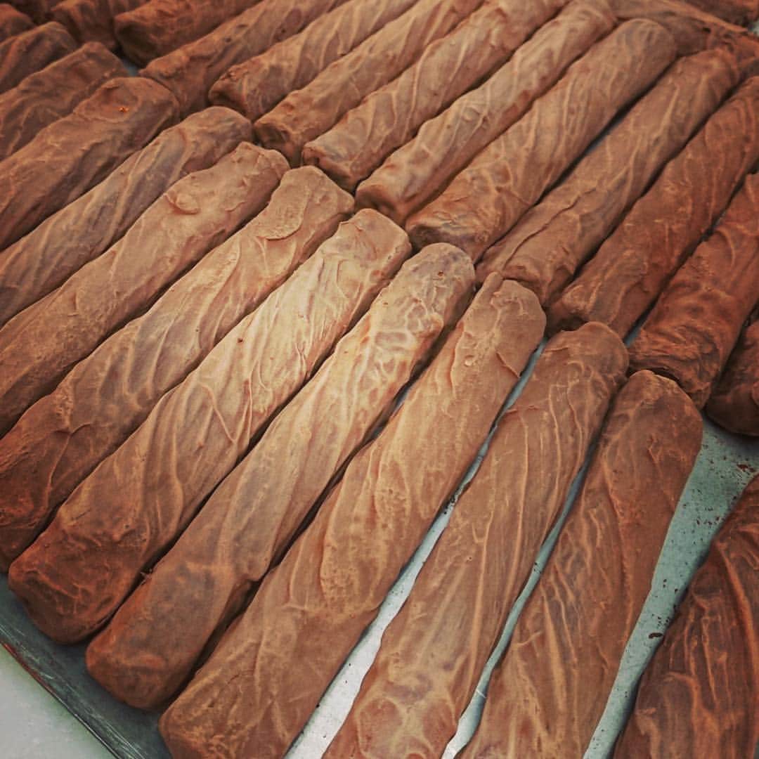 Decadence du Chocolatさんのインスタグラム写真 - (Decadence du ChocolatInstagram)「おはようございます☀  ほんのりお酒が香る、葉巻のビジュアルをした#シガー  #男性人気no1  #男性人気  男性やお酒がお好きな方への贈り物にオススメ🍷  BOXにお入れできます。  #ギフト #ギフトボックス  #雑誌掲載 されてから特に人気が高い！！おまとめ買いが多いようなので見つけたときにはお早めに😄💕 #デカダンスドュショコラ  #decadenceduchocolat  #チョコレート  #ショコラ  #茗荷谷 #銀座 #京王百貨店新宿店  #京王のれん街」4月11日 10時20分 - decadence_du_chocolat