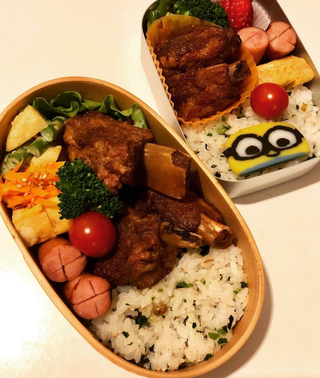 甘糟記子さんのインスタグラム写真 - (甘糟記子Instagram)「昨日のお弁当！  スペアリブ！ あとは、だし巻き卵、トマト、ウィンナー、人参ナムル、ジャガイモとインゲンのカレーマヨ和え、ブロッコリーです( ^ω^ )  昨日は送り出してから、雨の中目黒の肉のコダマでモーニング( ^ω^ )  あつこたんから急遽お誘いいただき、ママ友3人で集合！  息子殿が幼稚園の時のママ友は、こんな感じでいつも行ける人がいれば行こう！みたいなお誘いですごく気楽で楽しいです(≧∀≦) しかも、肉のコダマモーニングは、ステーキ付きで生ハム食べ放題で1000円！ ステーキもTボーンで、ガーリックライス付き！  朝からパワーついたわ（笑）  #甘糟ご飯#ご飯#昼ごはん#ランチ#ランチボックス#弁当#曲げわっぱ#わっぱ弁当 #スペアリブ#肉のコダマ#コダマ#モーニング#生ハム食べ放題#ママ友#japan #japanese#japanesestyle #japanesefood #bento」4月11日 10時21分 - norihey924