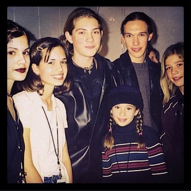 トーレイ・デヴィートのインスタグラム：「Happy #nationalsiblingday to my sisters and the brothers of #Hanson. #So90s 😂」