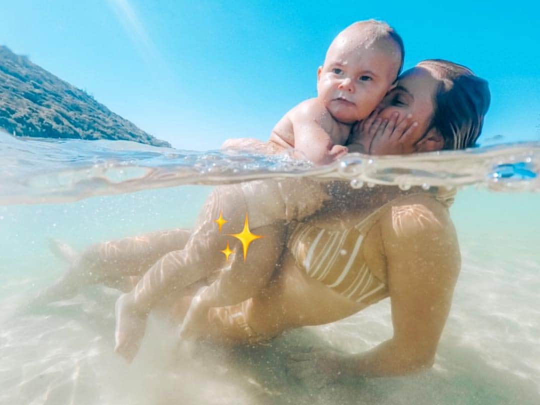 アラナ・ブランチャードのインスタグラム：「Water baby’s💙 @thesurfnanny」