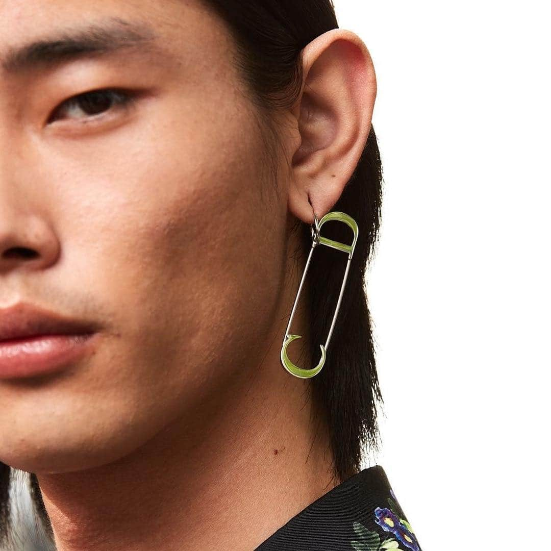 YOONさんのインスタグラム写真 - (YOONInstagram)「Give ur layer a touch of flavor 💧 @dior MEN SS19 jewelries  See the rest on @vogueparis 💚vogue.fr In stores now . #dior #diormen #vogueparis #jewelry」4月11日 10時29分 - yoon_ambush