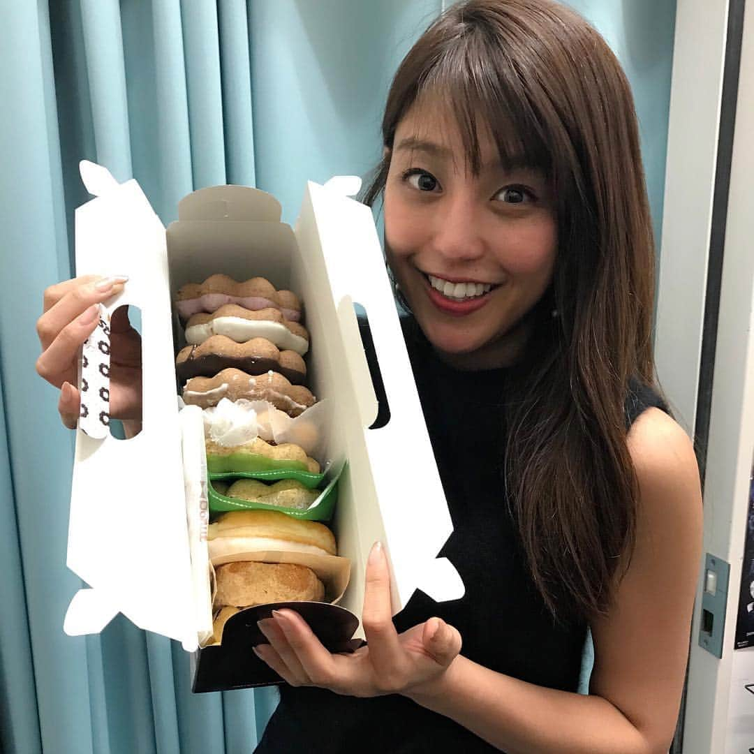 岡副麻希さんのインスタグラム写真 - (岡副麻希Instagram)「🍌 おはようございます！ 昨日と今日でふたつの季節を感じますね👼  差し入れで頂いたポンデリング勢ぞろい😍🍩🥤. じゃんけんで選んでいくことになって まさかの勝っちゃった！  優柔不断なので一番最初に選ぶとなると それはそれで、、、むー！🥺🥺🥺 .  そんな夜は『#岡副麻希のほくほくたいむ』 をおやすみ前の夜食がわりに💭💭😚 どれだけほくほくしても罪悪感なし🌙💫#文化放送#radiko #26時から #ミスド #イントネーション #ポンデリング #ポンポン」4月11日 10時35分 - maki_okazoe_official