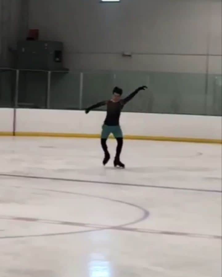 ヤロスラフ・パニオットのインスタグラム：「Not only superman wearing underwear on top of pants #quadflip #4f #jacksonfamily #jacksonultima #johnwilsonblades #figureskating #iceskating」