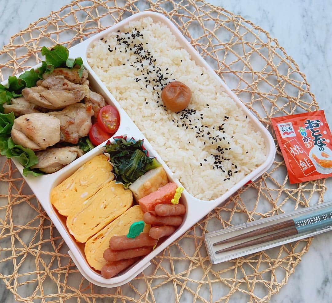 本田しおりのインスタグラム：「#今日のお弁当  #鶏もも肉の柚子胡椒焼き#卵焼き#ポークピッツ#小松菜ソテー#おとなのふりかけ  眠過ぎて頭働かず 卵焼きと鶏肉とポークピッツ焼いただけ 小松菜ソテーしただけw  そんな日もあるw  #お弁当 #本田弁当 #旦那さん弁当」