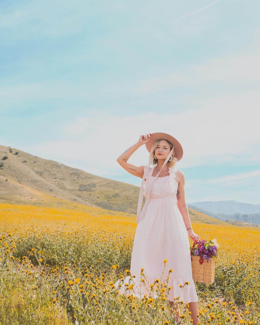 のインスタグラム：「Found a lilac farm right outside of LA and drove out for a visit to recreate my childhood memories of picking lilac in the spring. What’s your most treasured childhood memory?」
