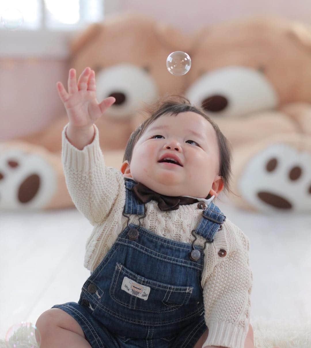 山西章博のインスタグラム：「先日、一歳の記念に写真撮りに行ったよ。すごく良く撮ってくれた！ #赤ちゃん #嫡男 #せがれ #スタジオストーリー  #自由ヶ丘  #耳だけ似てる #耳以外も似て来た #これ以上似るな #ママリ#パパリ#ベビフル#ベビリトル#コドモノ#mamanoko#コノビー#mamanokoカメラ部#mamanokoギフトキャンペーン#コドモダカラ」