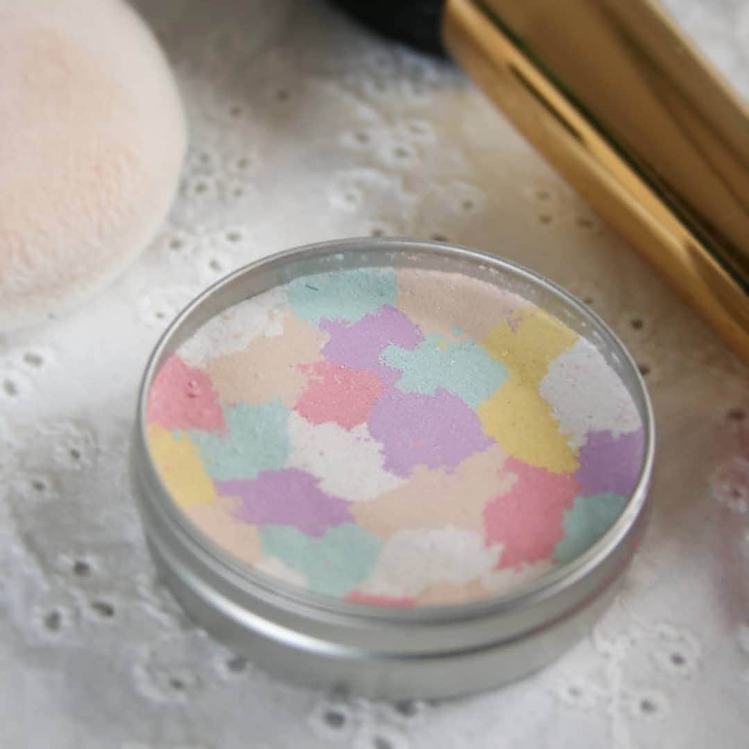 おおぬまゆきさんのインスタグラム写真 - (おおぬまゆきInstagram)「. . 4月のワークショップ、Finishing Powderは新色が加わって、この8色✨で作ります！ 遡ってみたら、このパウダーを最初にレッスンしたのは2015年でした。 4年前から何度も開催している人気もの。 . このパステル8色は、私が色味やキラキラ感を調整して作っているので、新色も皆さんに気に入ってもらえたら嬉しいなー。 . 見てもらうサンプルはこれから作るのだけど💦 明後日から、どうぞよろしくお願いいたします!! . . . #floatワークショップ  #floatコスメ #手作りコスメ . . .」4月11日 10時58分 - yuki0207float